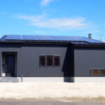 太陽光発電・モノトーンでまとめた平屋住宅　岩見沢市